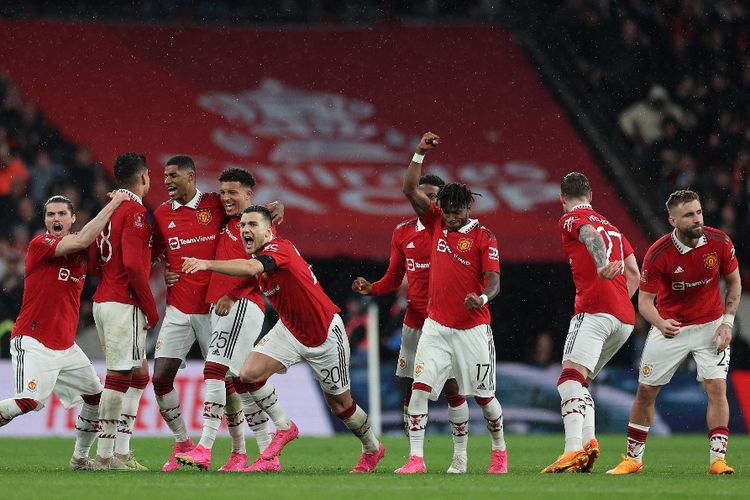 Pemain Man United melakukan selebrasi usai memastikan kemenangan adu penalti atas Brighton pada semifinal Piala FA 2022-2023 di Stadion Wembley, 23 April 2023. Selanjutnya, Man United akan melawan Man City pada final Piala FA 2023. Terdekat, Man United bakal melawan Tottenham pada pekan ke-33 Liga Inggris 2022-2023. Laga Tottenham vs Man United bergulir di Tottenham Hotspur Stadium pada Jumat (28/4/2023). Artikel ini berisi susunan pemain dan prediksi skor Tottenham vs Man United. (Foto oleh Adrian DENNIS / AFP)