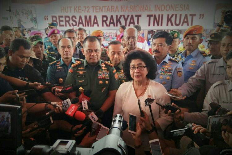 Panglima TNI, Jenderal Gatot Nurmantyo dan Menteri Kesehatan, Nila F Moeloek di sela acara Bakti Sosial Kesehatan TNI hang digelar di Dermaga Indah Kiat Cilegon, Banten, Kamis (28/9/2017).