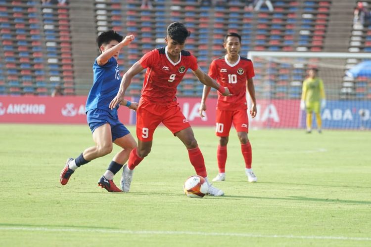 Striker timnas U22 Indonesia, Ramadhan Sananta, ketika berduel dengan pemain Filipina dalam laga fase Grup A SEA Games 2023 di Stadion Nasional Morodok Techo pada Sabtu (29/4/2023). Indonesia tetap berada di peringkat dua klasemen sepak bola SEA Games 2023 Grup A meski Myanmar menang atas Timor Leste. Sementara itu, tuan rumah Kamboja masih bertengger di posisi puncak.