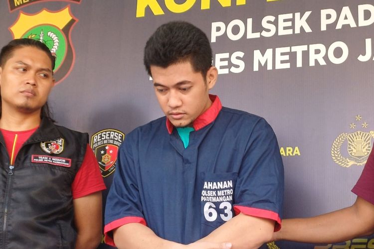 Pelaku penyekapan dan pemerkosaan bernama Fajar Eka Putra Wijaya alias Deni Setiawan (26) saat dihadirkan dalam jumpa pers di Polsek Pademangan, Jakarta Utara pada Jumat (13/10/2023).