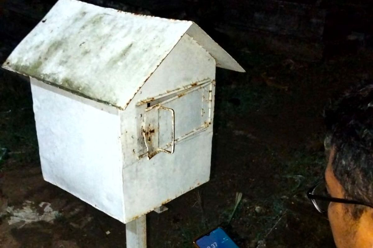 Kotak amal di pemakaman umum Desa Sumberjo, Kecamatan Kademangan, Kabupaten Blitar yang dibobol pencuri pada Kamis (11/9/2025) malam.