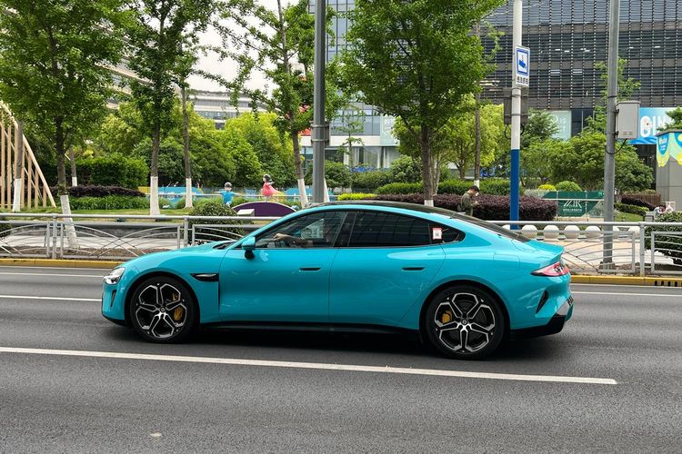 Mobil listrik Xiaomi SU7 saat melaju di jalanan Shanghai, China.