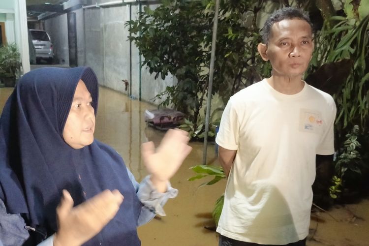 Kondisi rumah warga di Kampung Ciseah Mekar, RT 1 RW 11, Desa Pameuntasan, Kecamatan Kutawaringin, Kabupaten Bandung, Jawa Barat, terendam banjir setinggi satu meter akibat luapan sungai muara Ciwidey, Kamis (4/12/2025)