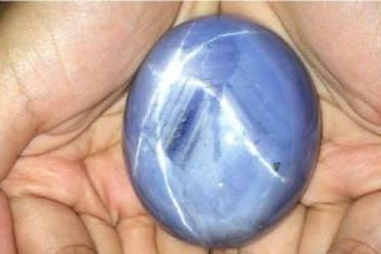 Safir biru tersebut dinamai Bintang Adam. 