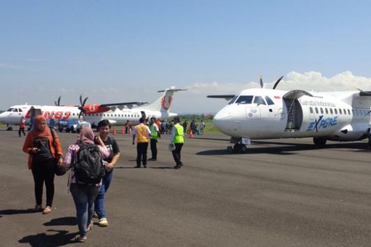 Pesawat Wings Air dan Garuda Indonesia di Bandara Blimbingsari, Banyuwangi, Jawa Timur, Kamis (1/5/2014).