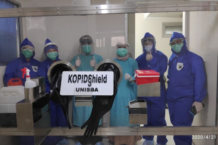 Tim peniliti Universitas Islam Bandung (Unisba) menciptakan partisi ruang aman untuk pengambilan spesimen pemeriksaan Coronavirus Disease (Covid-19).