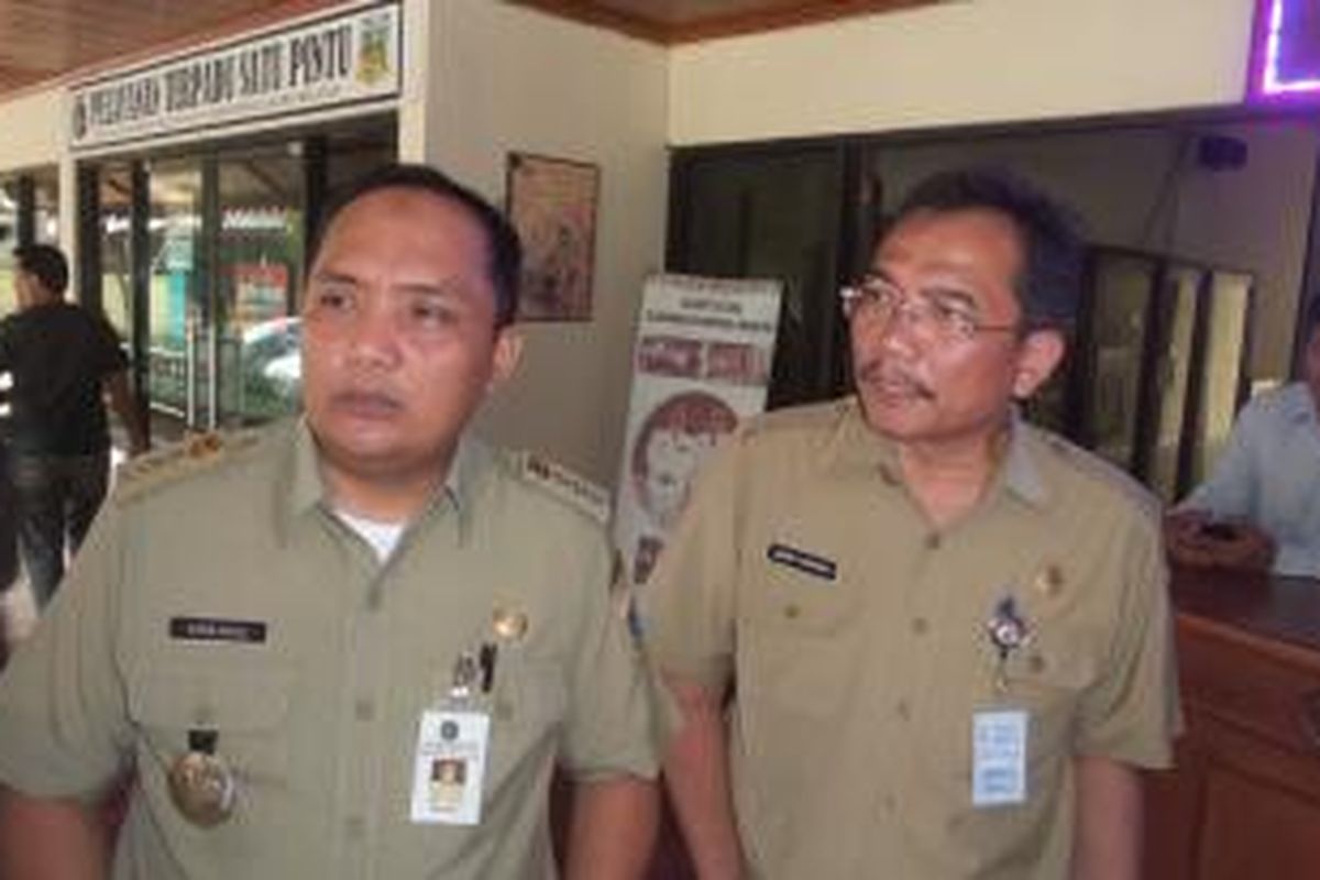 Camat Mampang Prapatan Asril Rizal (kiri) saat berada di kantornya, Rabu (18/11/2015)