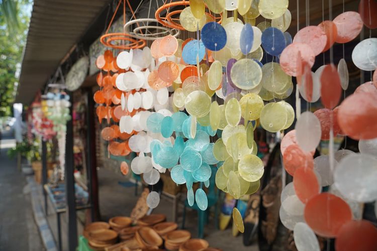 Produk ekonomi kreatif adalah kerajinan kerang yang dijual di salah satu toko cendera mata di Situbondo.