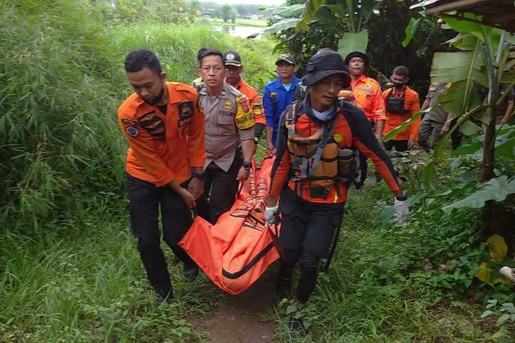 Tim SAR gabungan mengevakuasi korban tenggelam di di Danau Bonardo, Desa Cipeucang, Kecamatan Cileungsi, Kabupaten Bogor, Jawa Barat, Kamis (24/11/2022).