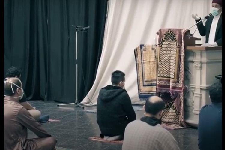 Potongan video yang menggambarkan suasana shalat Jumat di dalam Gereja Marta, Berlin, Jerman. Gereja Marta mengizinkan dipakai shalat Jumat untuk menghindari jemaah membeludak di masjid selama Ramadhan 2020.