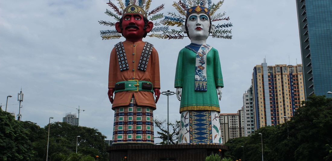 Sepasang patung ondel-ondel raksasa berdiri tegak di Jalan Benyamin Sueb, Kemayoran, Jakarta Pusat, Minggu (9/2/2020). Pemprov DKI Jakarta akan merevisi Peraturan Daerah Nomor 4 Tahun 2015 tentang Pelestarian Kebudayaan Betawi yang di mana ondel-ondel merupakan salah satu kebudayaan khas Betawi.