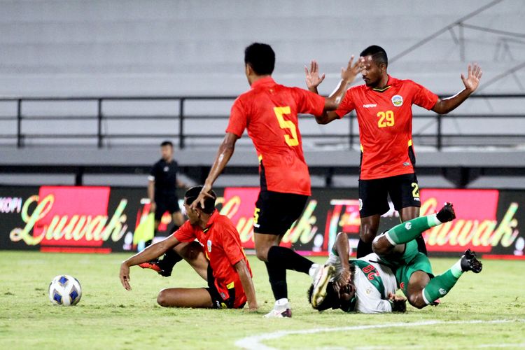 Pemain Timnas Indonesia Ramai Rumakiek berduel dengan Timnas Timor Leste saat pertandingan ujicoba dalam rangka FIFA Matchday yang berakhir dengan skor 0-3 di Stadion Kapten I Wayan Dipta Gianyar, Minggu (30/1/2022) malam. 