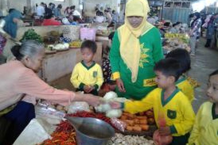 Anak-anak TK 'Aishiyah Bustanul Athfal Kota Magelang belajar bertransaksi jual beli di pasar tradisional Kebonpolo Kota Magelang, Jumat (20/9/2013).