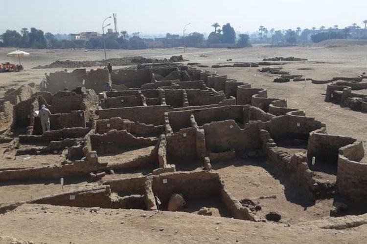 Se cree que la ciudad fue construida durante el reinado del faraón Amenhotep III.