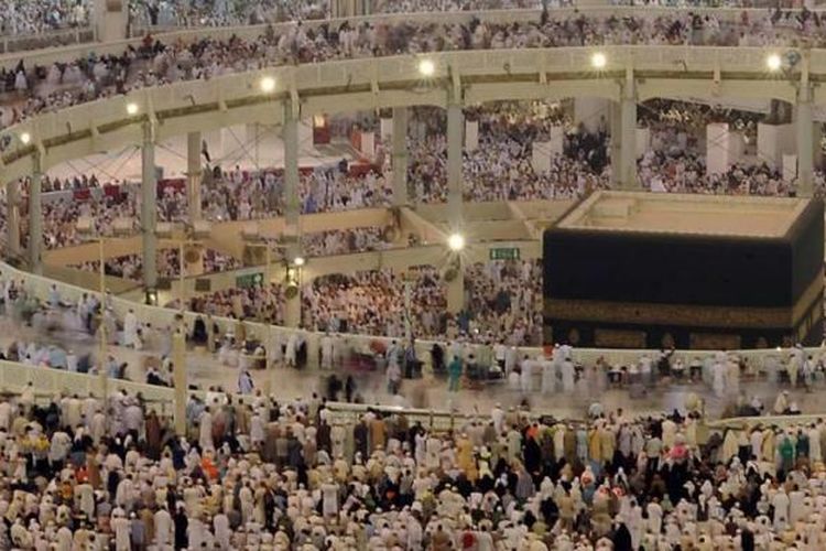 Manusia menyemut melakukan tawaf mengelilingi Kakbah, bangunan suci di Masjidil Haram, di Kota Mekkah, Arab Saudi, bagian dari kegiatan haji, 8 Oktober 2013. Lebih dari dua juta muslim tiba di kota suci ini untuk ibadah haji tahunan.