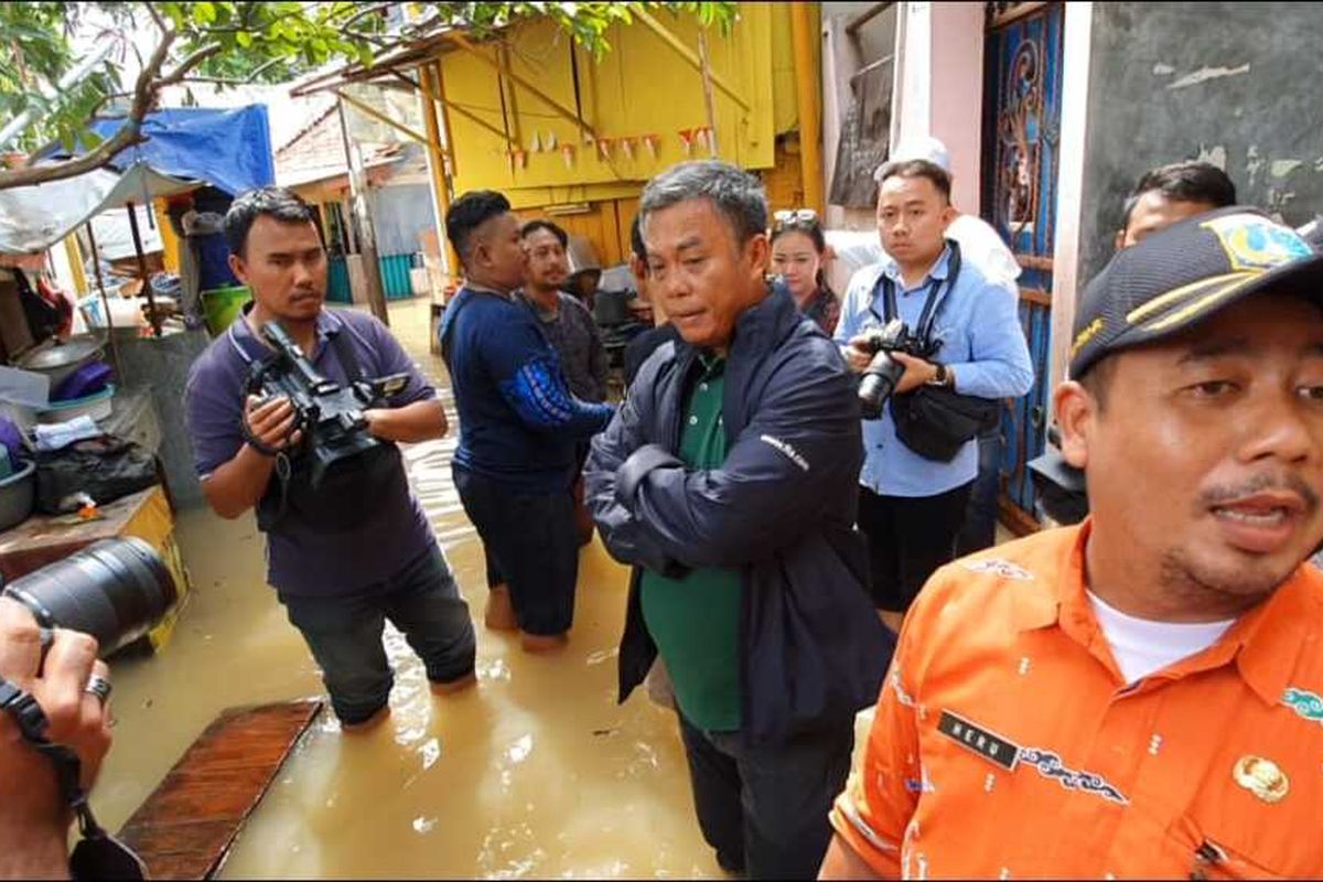 Ketua DPRD DKI Jakarta Prasetio Edi Marsudi saat meninjau lokasi banjir di Gunung Sahari Utara, Jakarta Pusat, Kamis (2/1/2020)
