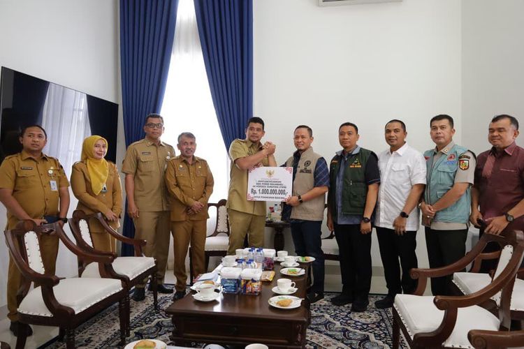 Wali Kota (Walkot) Pekanbaru Agung Nugroho menyerahkan bantuan kemanusiaan senilai Rp 1,5 miliar untuk korban bencana di Sumatera Utara (Sumut). Bantuan ini diterima oleh Gubernur Sumut Bobby saat menerima kunjungan Agung Nugroho di rumah dinas Gubernur Sumut, Medan, Selasa (9/12/2025).