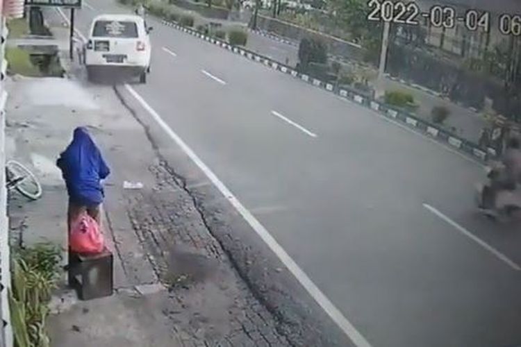 Sebuah video rekaman CCTV yang menunjukkan kejadian minibus menabrak sepeda pedagang jamu keliling viral di media sosial. Peristiwa itu terjadi di Sungailiat, Bangka Belitung, Jumat (4/3/2022), dan berakhir damai.