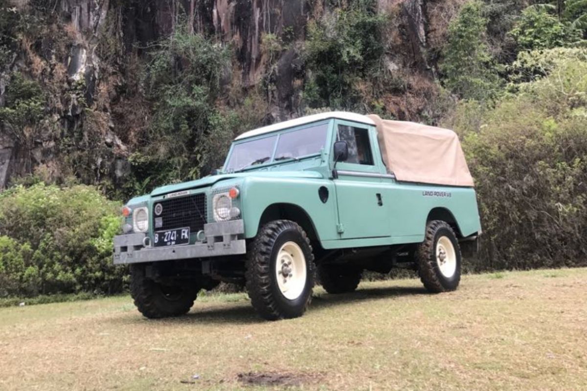 Land Rover Series III V8 yang dipakai pasangan calon presiden dan calon wakil presiden Joko Widido dan Maruf Amin saat datang ke KPU, Jumat (21/9/2018).