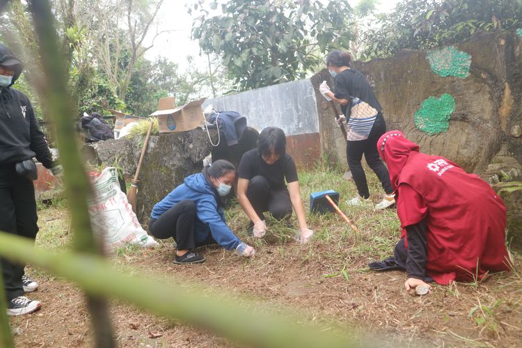 Warga saat membersihkan kandang di Medan Zoo, Rabu (24/1/2024)