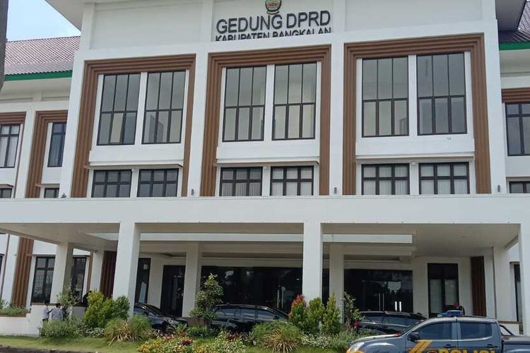 Rombongan penyidik KPK melakukan penggeledahan di kantor DPRD Bangkalan, Selasa (25/10/2022). Penggeledahan kali ini merupakan lanjut sehari sebelumnya di kantor Bupati Bangkalan dan rumah dinas Bupati Bangkalan Abdul Latif Amin Imron.