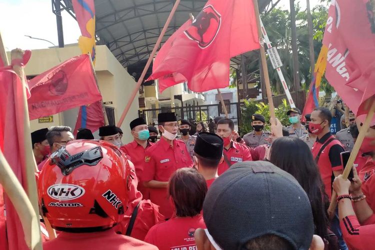 Puluhan kader PDI-P Surabaya mendatangi Mapolrestabes Surabaya mendesak pembakar bendera PDI-P ditangkap dan diproses hukum, Jumat (26/6/2020).