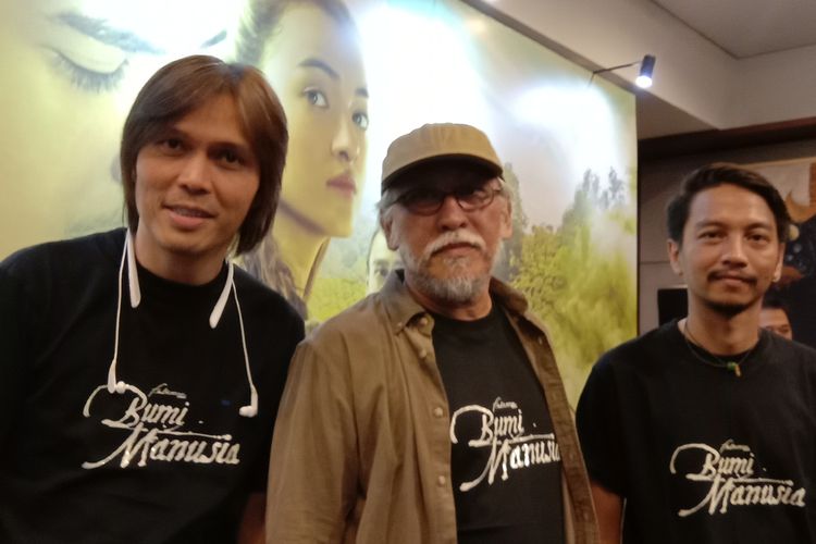 Once Mekel, Iwan Fals, dan Fiersa Besari berpose saat jumpa pers tentang lagu Ibu Pertiwi yang menjadi tema lagu film Bumi Manusia di Gedung Salihara, Pasar Minggu, Jakarta Selatan, Kamis (25/7/2019).
