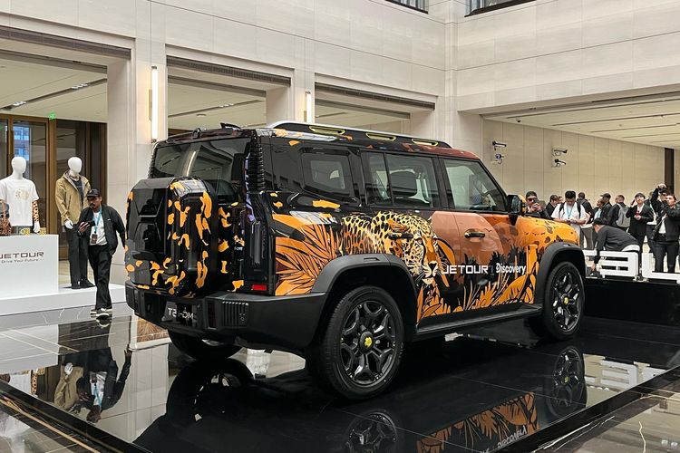 Menjawab kebutuhan medan yang ekstrem di habitat alami cheetah, Jetour mendonasikan unit Jetour T2?SUV tangguh bergaya boxy yang dibalut ornamen bertema cheetah. 