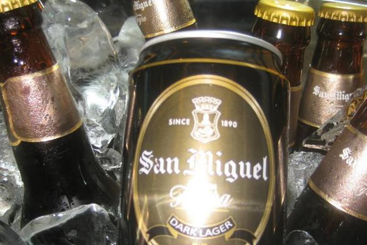Bir San Miguel Cerveza Negra produksi PT Delta Djakarta Tbk. 