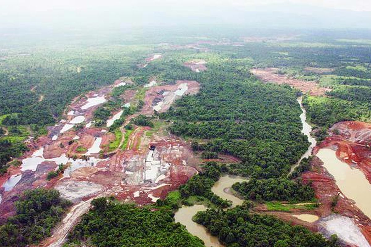 Satu lokasi pertambangan batu bara di kawasan hutan di Kabupaten Tanah Bumbu, Kalimantan Selatan, menjadi kolam raksasa akibat tidak direklamasi setelah dieksploitasi. Foto diambil dalam peninjauan udara Menteri Kehutanan Zulkifli Hasan dengan menggunakan helikopter di Kabupaten Tanah Bumbu dan Tanah Laut, Kalimantan Selatan, Kamis (1/4/2010).
