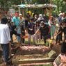Tangis Tetangga di Pemakaman AH yang Tewas Dianiaya Ayahnya di Cimahi: Banyak yang Ingin Merawatnya