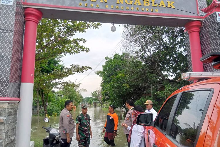 Anggota BPBD Gresik bersama TNI-Polri memantau banjir yang melanda Desa Kedungrukem, Kecamatan Benjeng, Gresik, Jawa Timur, Rabu (7/2/2024).