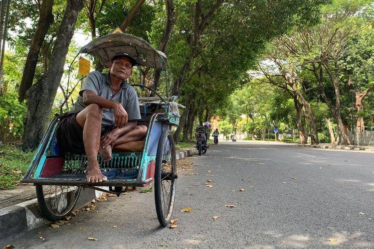 Kisah Tukang Becak Serabutan di Surabaya Menemukan Rasa Cukup: Berusaha dan Bersyukur