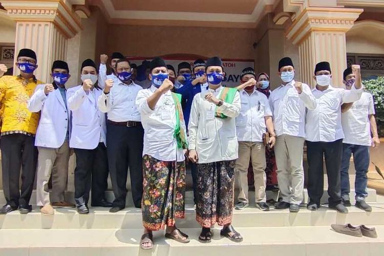 Pasangan Harno - Bayu Andriyanto mendaftar calon Bupati dan wakil Bupati Pilkada Rembang Pilkada Rembang ke KPU setempat dengan berjalan kaki bersama rombongan 300 orang, Jumat (4/9/2020).