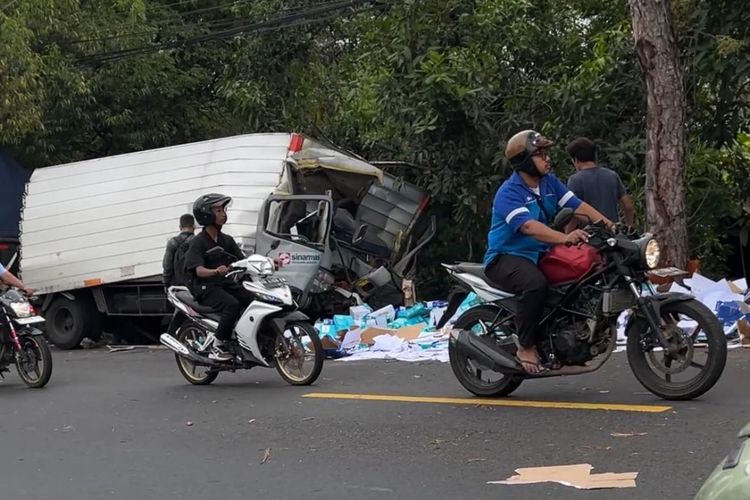 KECELAKAAN: Mobil boks menabrak pohon di Logandeng, Playen, Gunungkidul, DIY, Selasa (24/9/2024)