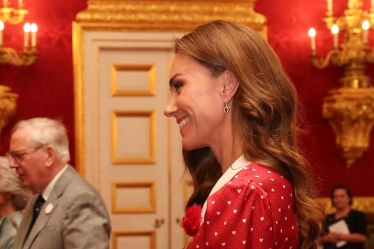 Kate Middleton Memukau Dress Polkadot Merah di Perayaan 125 Tahun Cancer Research UK