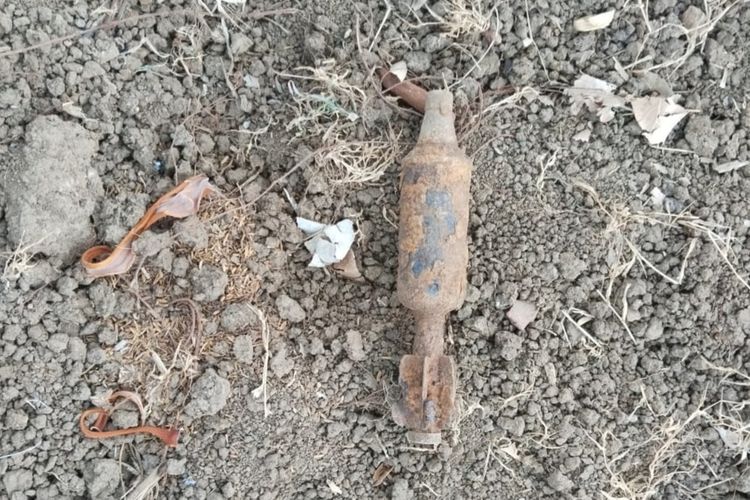 Mortir aktif yang ditemukan petani di Desa Mliwang, Kecamatan Kerek, Kabupaten Tuban, Jawa Timur, saat membajak sawah untuk ditanami jagung, Rabu (15/10/2025).