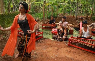 Rianto menari diiringi musik calung. 