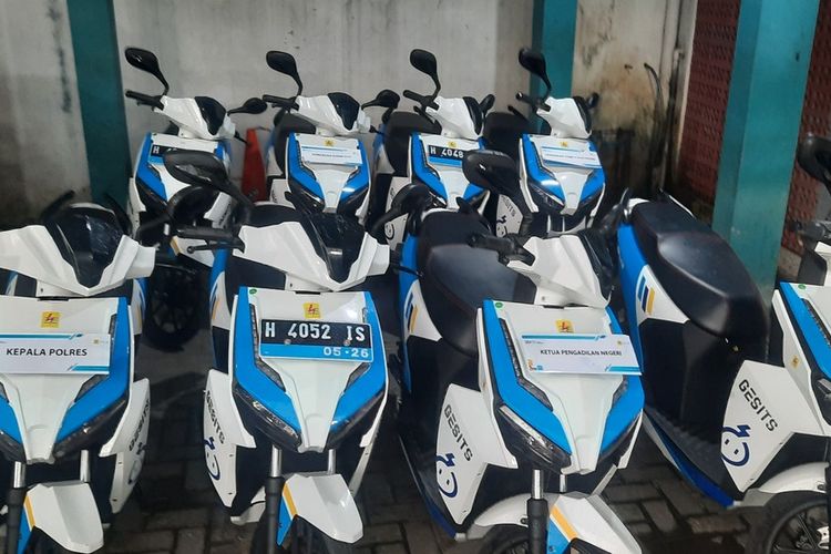 Sejumlah motor listrik yang terparkir di halaman kantor PLN ULP Blora, Selasa (14/12/2021)