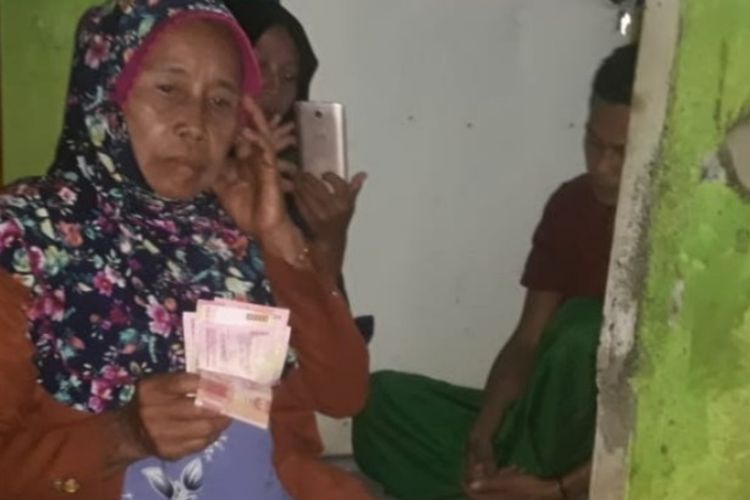 Seorang nenek bernama Arni (70) mendapatkan perlakuan kasar dari penyalur bansos yang tak lain adalah ketua RT, keduanya pun didamaikan oleh pihak kepolisian di Kampung Harapan, Desa Sukamaju, Kecamatan Cibungbulang, Kabupaten Bogor, Jawa Barat, Jumat (29/5/2020).