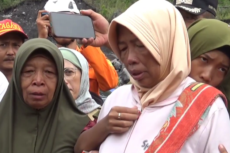 Suprapti, ibu Junaidi, korban longsor Lumajang, masih menunggu putranya ditemukan, Sabtu (8/6/2024)