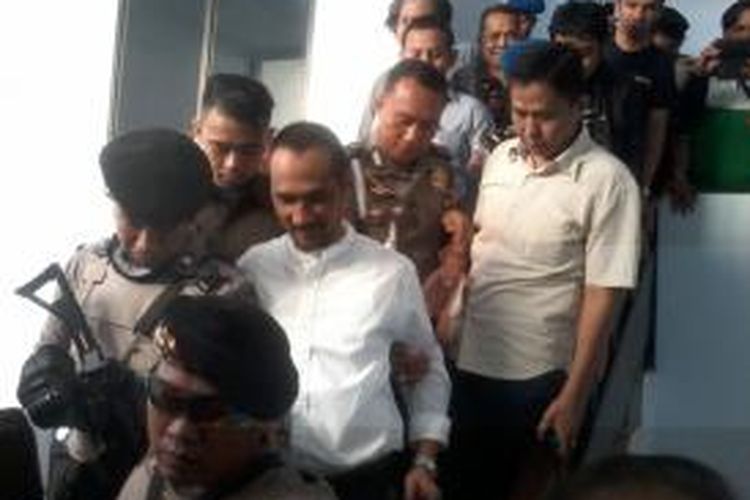 Ketua Komisi Pemberantasan Korupsi (KPK) nonaktif, Abraham Samad dikawal ketat aparat kepolisian bersenjata laras panjang saat pelimpahan tahap dua perkara dugaan pemalsuan dokumen, Selasa (22/9/2015).