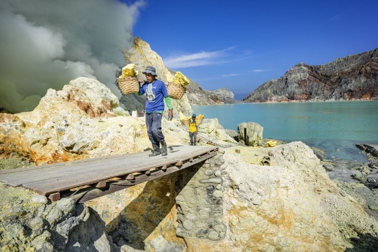 Aktivitas penambangan di Gunung Ijen Banyuwangi 