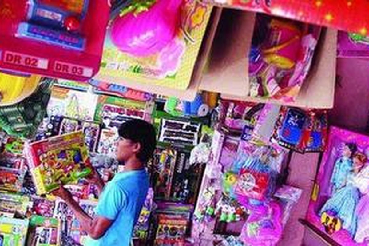 Penjual memajang aneka mainan plastik asal China di Pasar Gembrong, Jakarta Timur, Selasa (9/3). Mengantisipasi risiko atas maraknya produk mainan dari China, pemerintah menyiapkan kebijakan Standar Nasional Indonesia (SNI) wajib untuk produk mainan anak-anak di bawah 14 tahun.