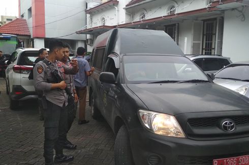 Usai Sidang, Puluhan Kerabat Korban Hadang Dua Terdakwa Pembunuhan Satu Keluarga di Makassar