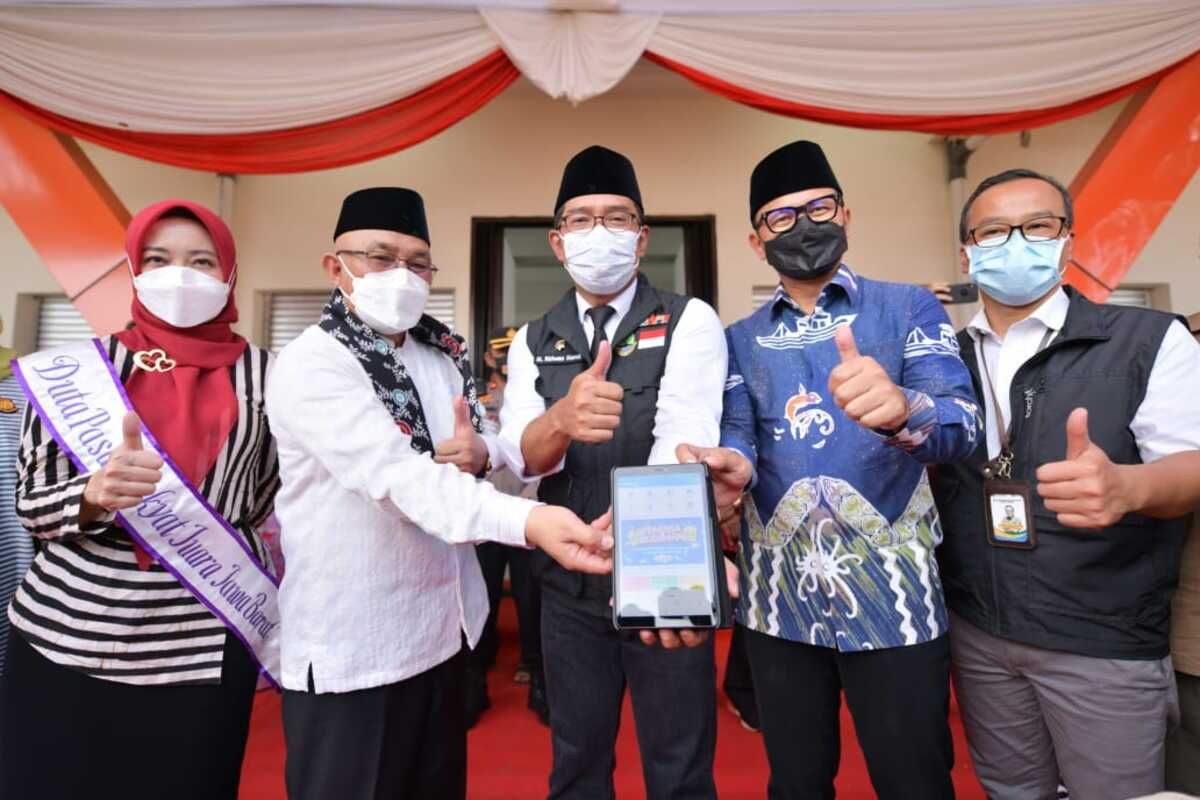 Gubernur Jawa Barat Ridwan Kamil saat meluncurkan program Pemesanan Minyak Goreng Via Aplikasi Sapa Warga Buat Ibu-Ibu Dimana-mana atau disingkat Pemirsa Budiman di Pasar Juara Sawangan, Kota Depok, Jawa Barat, Jumat (8/4/2022).