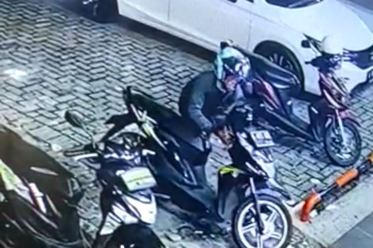 Tangkapan layar video pencurian sepeda motor di kawasan Buaran, Serpong, Tangerang Selatan.