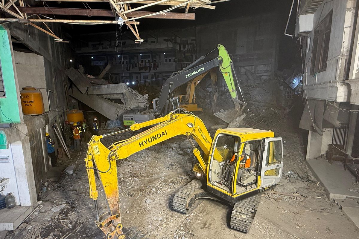  tim SAR gabungan masih terus melakukan proses evakuasi korban runtuhnya bangunan musala Ponpes Al Khoziny Sidoarjo. Hingga Minggu (5/10/2025) siang, sebanyak 37 jenazah telah ditemukan dari balik reruntuhan bangunan empat lantai itu.