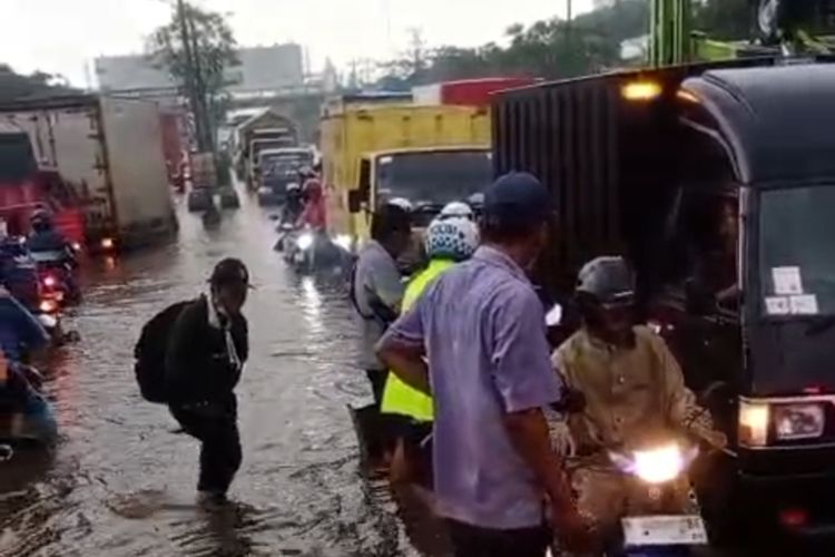 Jalan Pantura Semarang-Demak, Jawa Tengah, maupun arah sebaliknya masih tergenang banjir cukup tinggi pada Rabu (22/10/2025) pukul 18.04 WIB. 