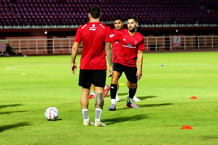 Jelang FIFA Matchday melawan Turkmenistan, pemain Timnas Indonesia Sandy Walsh latihan besama di Lapangan Thor Surabaya, Selasa (5/9/2023) malam. 